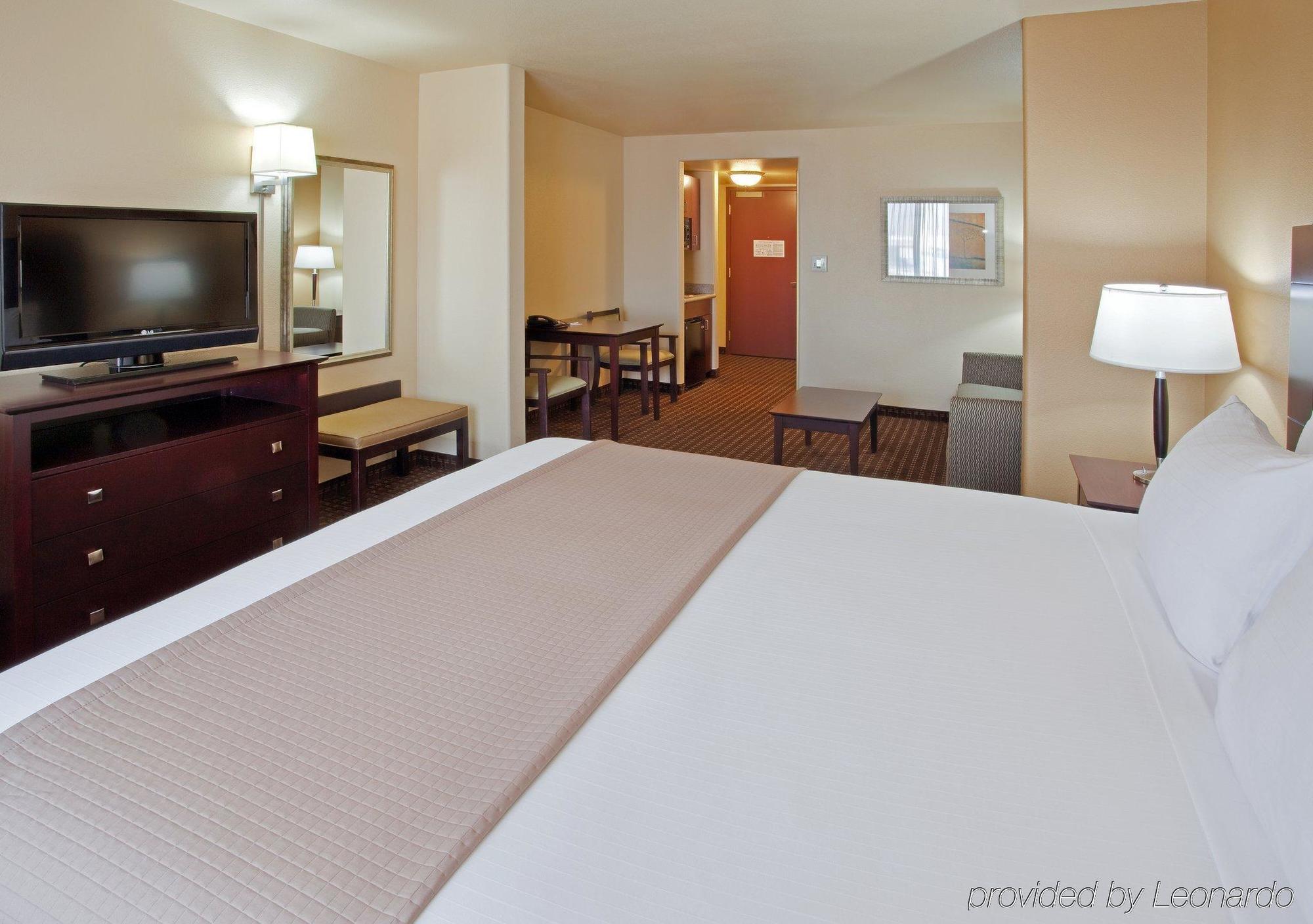 Holiday Inn Express & Suites Dinuba West By Ihg Pokój zdjęcie